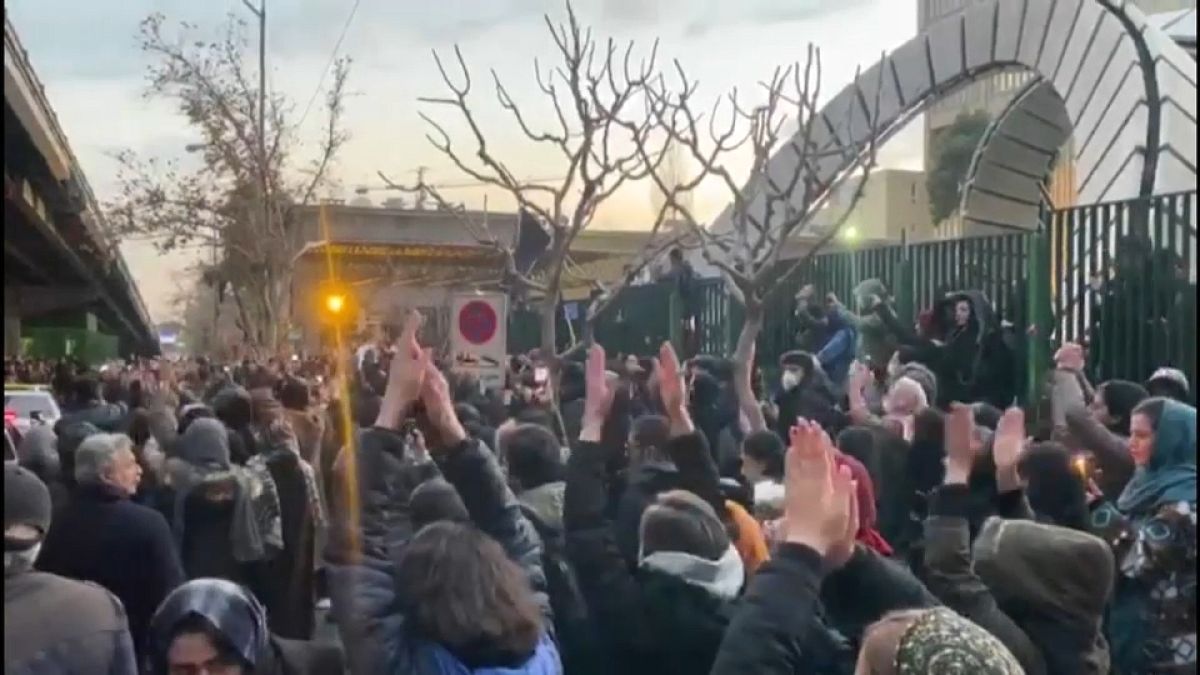 Estudantes iranianos protestam em Teerão