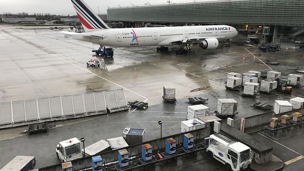 رحلة قاتلة.. تنتهي بوفاة طفل متجمدا في تجويف عجلات طائرة قادمة من ساحل العاج إلى فرنسا رحلة قاتلة.. تنتهي بوفاة طفل متجمدا في تجويف عجلات طائرة قادمة من ساحل العاج إلى فرنسا