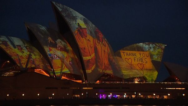Ópera de Sidney ilumina-se para homenagear bombeiros Ópera de Sidney ilumina-se para homenagear bombeiros