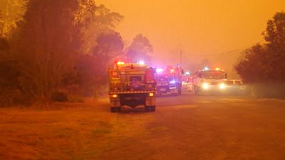 شاهد: رجال الإطفاء في أستراليا ينقذون بلدة صغيرة تعدادها 30 نسمة
