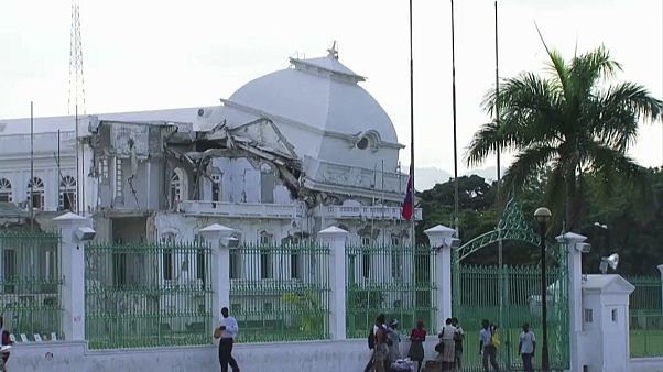 10 anos depois do sismo "continua praticamente tudo em escombros" 10 anos depois do sismo "continua praticamente tudo em escombros"