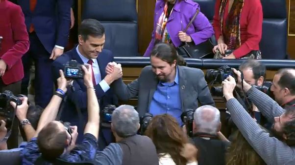 Spagna, il nuovo governo di Sánchez e Iglesias: "Andremo in un'unica direzione" Spagna, il nuovo governo di Sánchez e Iglesias: "Andremo in un'unica direzione"