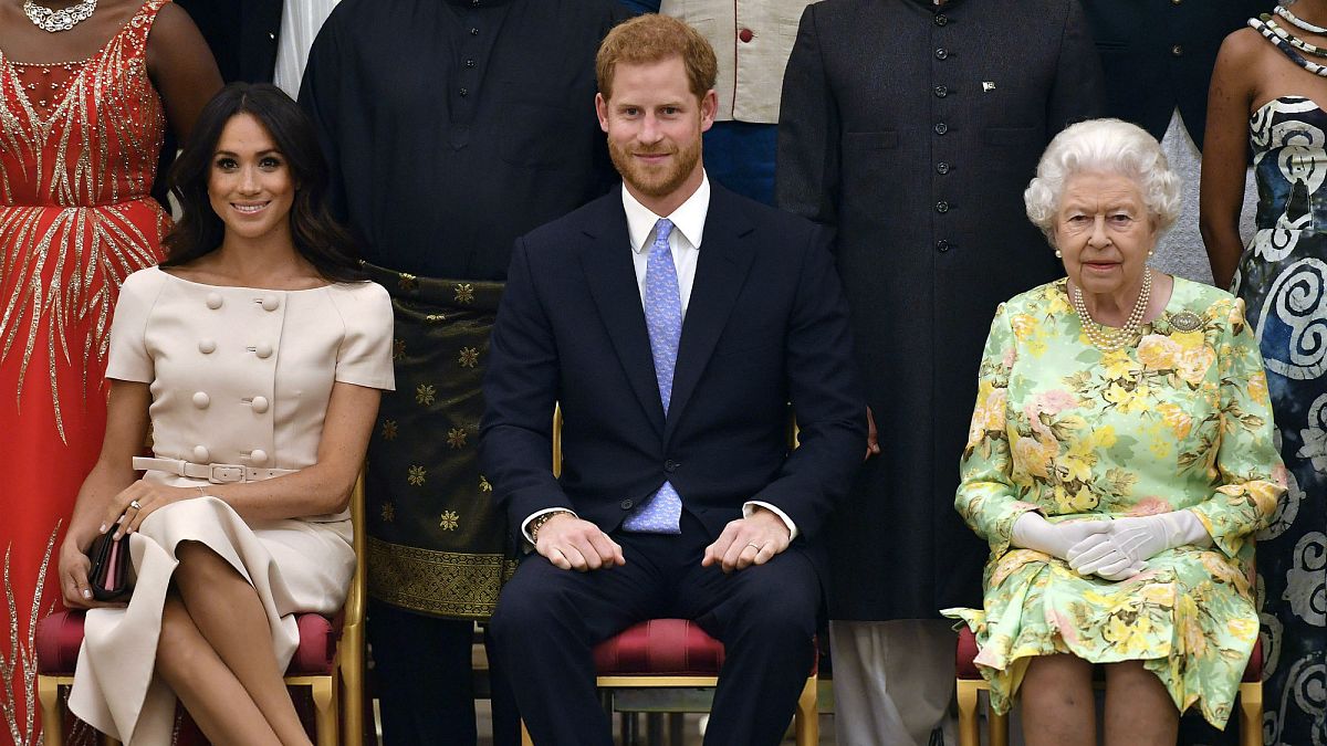 Kraliyet ailesindeki görevlerinden çekilme kararı alan Prens Harry ve eşi kriz toplantısına çağrıldı