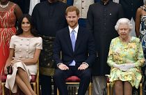 Kraliyet ailesindeki görevlerinden çekilme kararı alan Prens Harry ve eşi kriz toplantısına çağrıldı