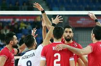 بازیکنان تیم ملی والیبال با مچ‌بند سیاه به زمین رفتند