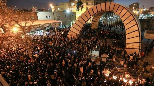Iran: Polizia nega gli spari, schierate le forze antisommossa Iran: Polizia nega gli spari, schierate le forze antisommossa