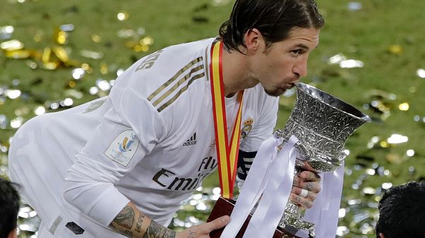 سيرجيو راموس لاعب ريال مدريد يقبل الكأس بعد الفوزعلى أتلتيكو بنهائي كأس السوبر الإسبانية في ملعب الملك عبد الله في جدة، 13 يناير 2020. سيرجيو راموس لاعب ريال مدريد يقبل الكأس بعد الفوزعلى أتلتيكو بنهائي كأس السوبر الإسبانية في ملعب الملك عبد الله في جدة، 13 يناير 2020.