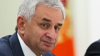 Абхазский парламент отправил президента Рауля Хаджимбу в отставку