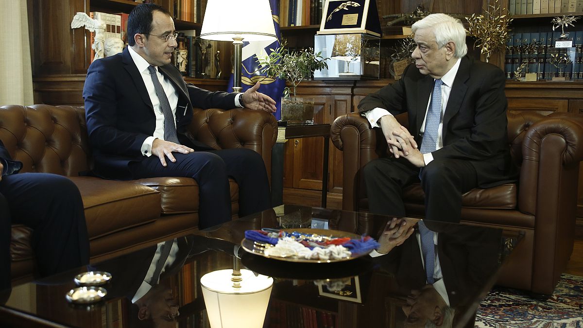 Ο Πρόεδρος της Δημοκρατίας, Προκόπης Παυλόπουλος συνομιλεί με τον υπουργό Εξωτερικών της Κυπριακής Δημοκρατίας, Νίκο Χριστοδουλίδη