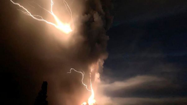 Impresionantes rayos volcánicos producidos por la erupción del volcán Impresionantes rayos volcánicos producidos por la erupción del volcán