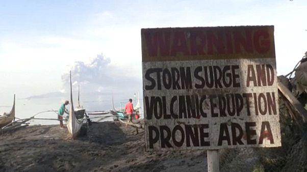 Filippine, "sbotta" il vulcano: aeroporti chiusi, migliaia di evacuazioni Filippine, "sbotta" il vulcano: aeroporti chiusi, migliaia di evacuazioni