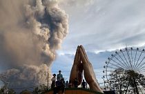 Filippine, le foto dell'eruzione del piccolo vulcano Taal