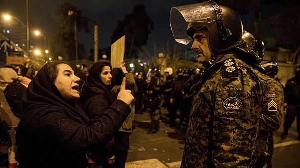 متظاهرة إيرانية تتحدث لأحد أفراد الأمن متظاهرة إيرانية تتحدث لأحد أفراد الأمن