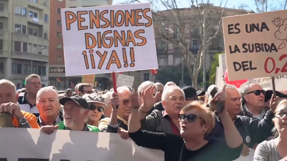 Las primeras medidas del Gobierno español pondrán más el foco en lo social y menos en Cataluña