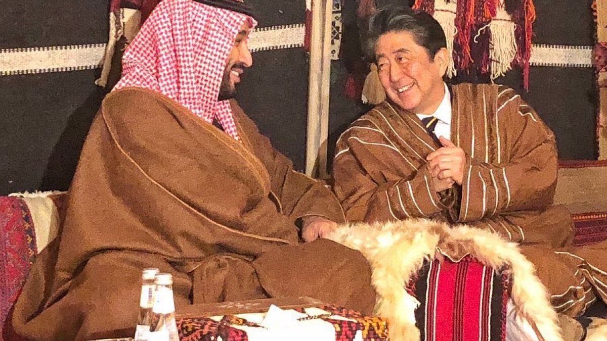 شاهد: رئيس وزراء الياباني في جلسة عربية مرتدياً الزي السعودي 