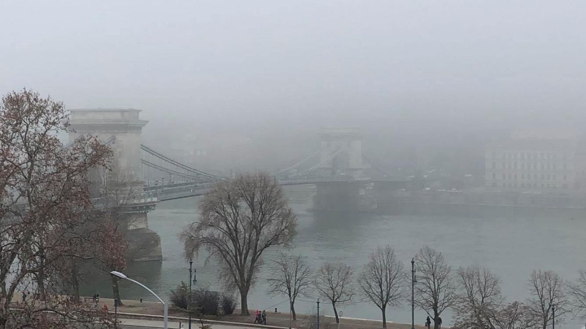 Dicke Luft in Budapest : Stadt unter grauer Schmutzwolke