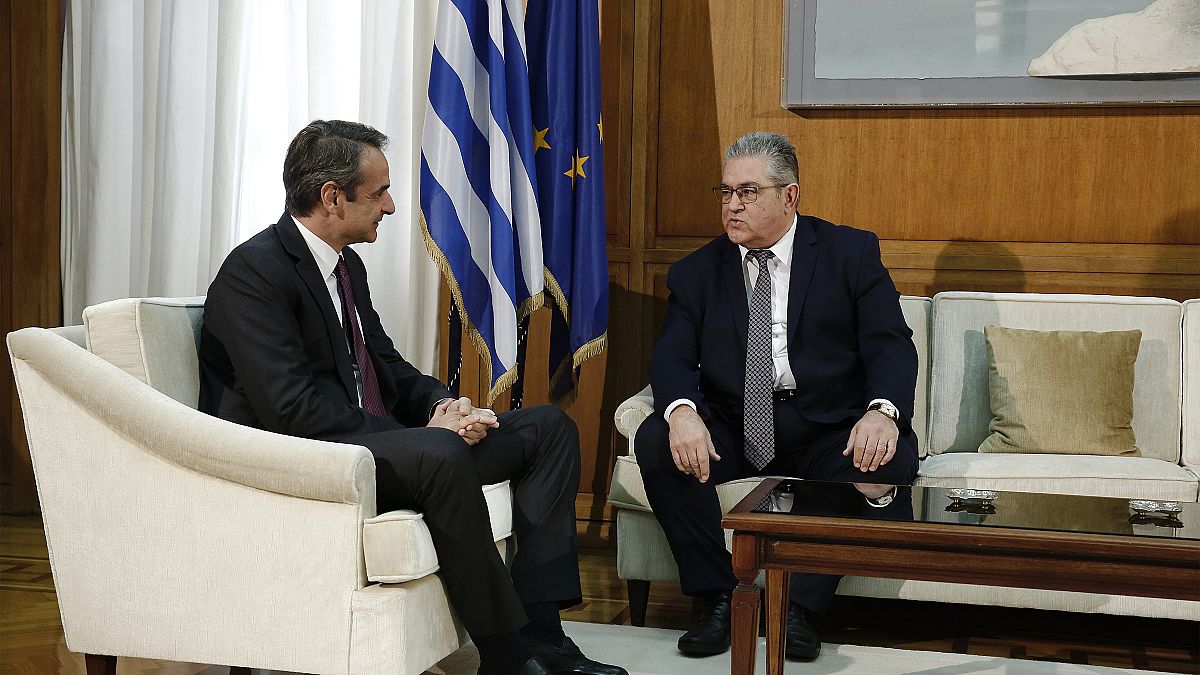 Ο Έλληνας πρωθυπουργός Κυριάκος Μητσοτάκης συνομιλεί με τον γραμματέα της ΚΕ του ΚΚΕ  Δημήτρη Κουτσούμπα 
