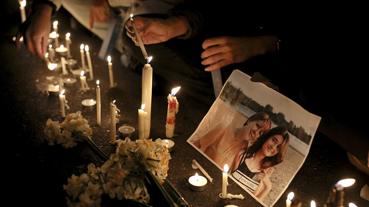 إضاءة الشموع أمام صور لضحايا الطائرة الأوكرانية المنكوبة خلال وقفة احتجاجية لمتظاهرين في طهران 