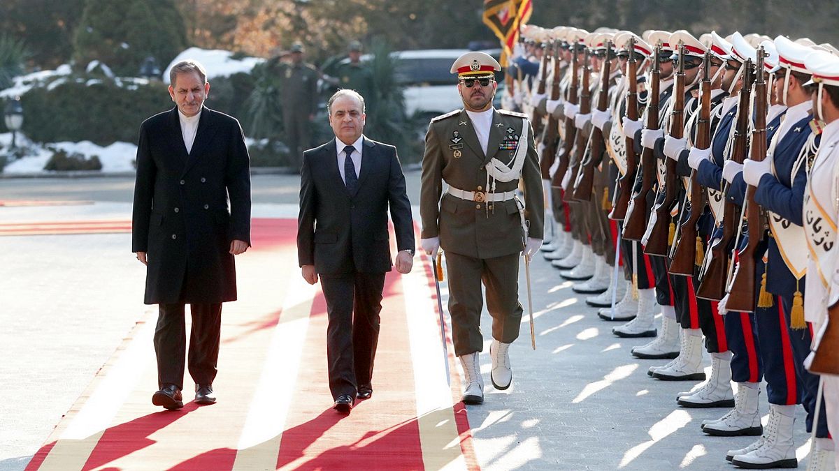 İran Cumhurbaşkanı Yardımcısı İshak Cihangiri, Suriye Başbakanı İmad Hamis'i resmi törenle karşıladı