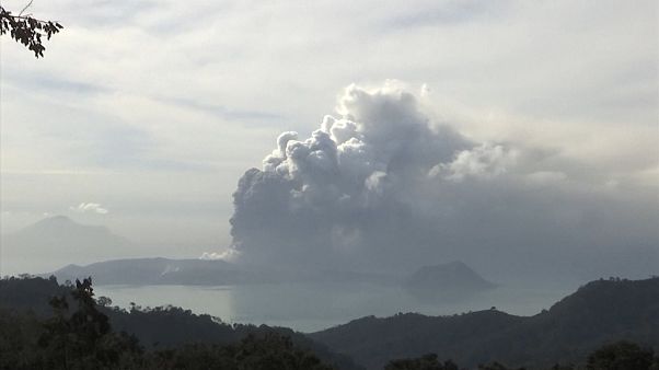 Vulcão expele lava e cinzas perto de Manila Vulcão expele lava e cinzas perto de Manila