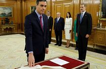 İspanya BaşbakanıPedro Sanchez yemin ederken