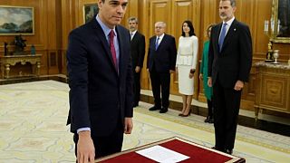 İspanya BaşbakanıPedro Sanchez yemin ederken