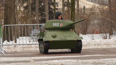 Rus çocukların tank sürme heyecanı