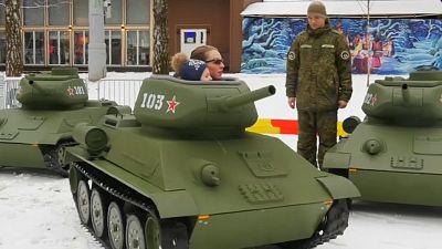 Früh übt sich: Kinder-Panzer in Moskau