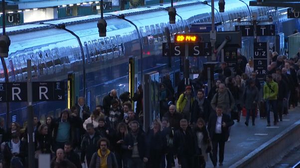 Grèves contre la réforme des retraites : le mouvement s'éternise Grèves contre la réforme des retraites : le mouvement s'éternise