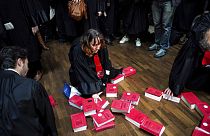 Lyon'da emeklilik yasasına karşı grev yapan avukatlar kanun kitaplarından S.O.S yazdı