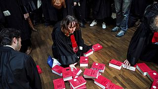 Lyon'da emeklilik yasasına karşı grev yapan avukatlar kanun kitaplarından S.O.S yazdı