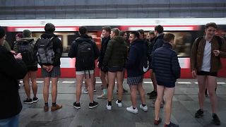 A New York et Prague, pantalon déconseillé dans le métro
