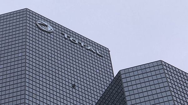 Escalader le gratte-ciel Total contre la réforme des retraites Escalader le gratte-ciel Total contre la réforme des retraites