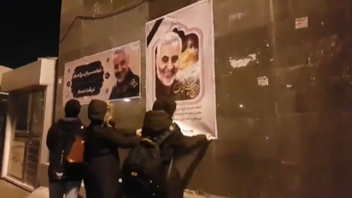 إيرانيات يقمن بتمزيق صورة لقائد فيلق القدس الجنرال قاسم سليماني