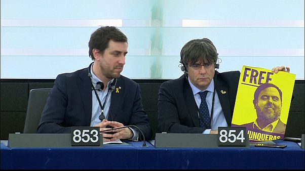 Los independentistas catalanes Puigdemont y Comín se estrenan como eurodiputados Los independentistas catalanes Puigdemont y Comín se estrenan como eurodiputados