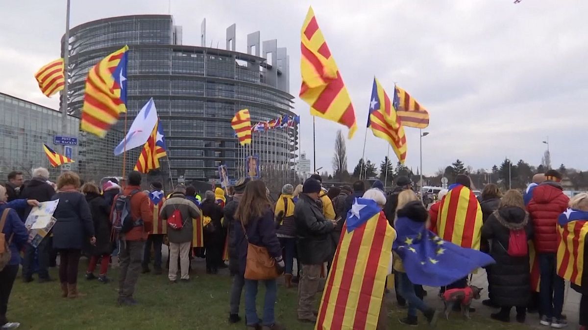 Katalán tüntetők vették körbe az EP épületét
