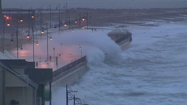 130 km/h-Böen: Sturm Brendan trifft auf Irland und Großbritannien 130 km/h-Böen: Sturm Brendan trifft auf Irland und Großbritannien