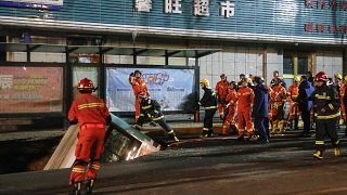 Κίνα: Τεράστια τρύπα άνοιξε σε δρόμο καταπίνοντας λεωφορείο - 6 νεκροί και 10 αγνοούμενοι
