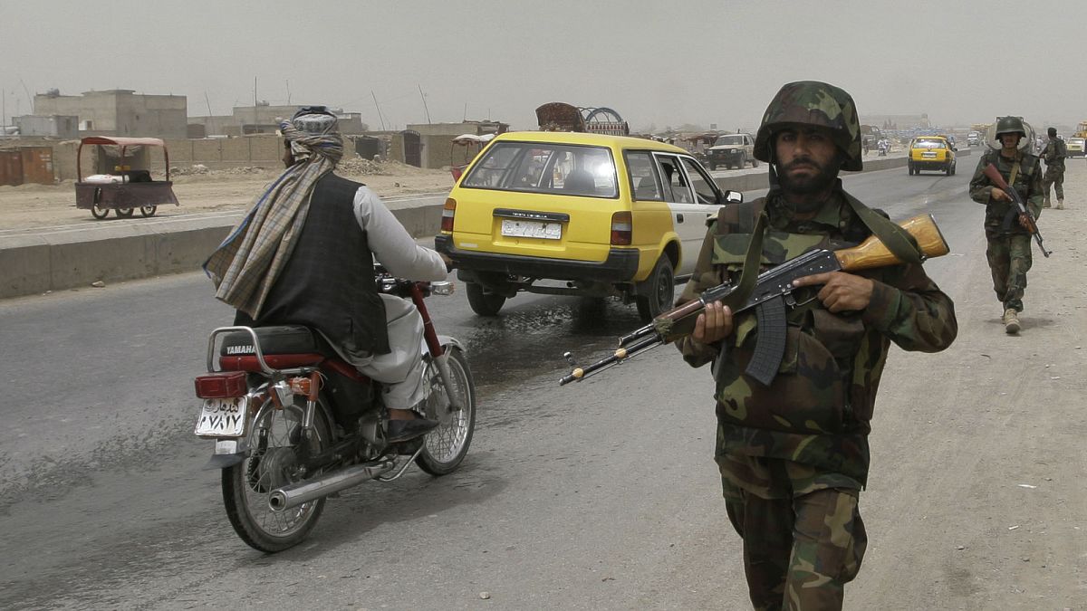 Devriye gezen Afgan askerleri (arşiv) 