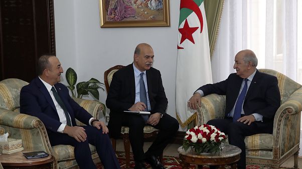 الرئيس الجزائري يلتقي وزير الخارجية التركي في العاصمة الجزائر لبحث الازمة الليبية. 07/01/2020 الرئيس الجزائري يلتقي وزير الخارجية التركي في العاصمة الجزائر لبحث الازمة الليبية. 07/01/2020