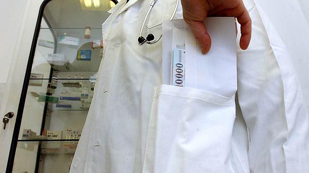 Bűncselekménnyé nyilvánítaná a hálapénz elfogadását az orvosi kamara Bűncselekménnyé nyilvánítaná a hálapénz elfogadását az orvosi kamara