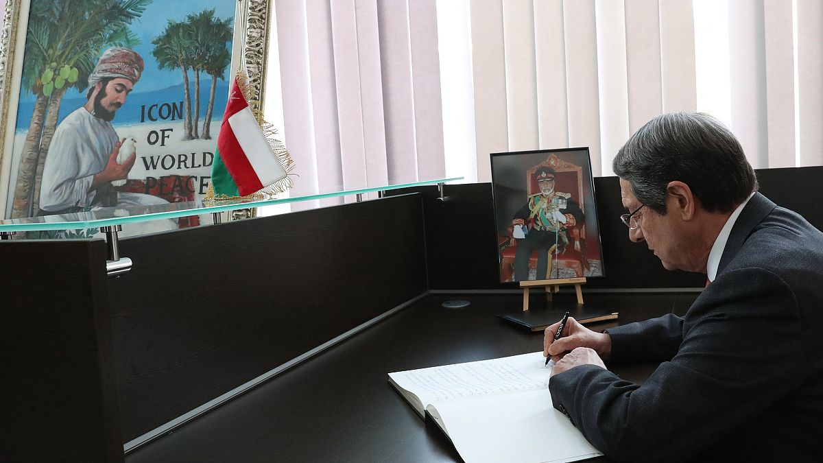 Ο Πρόεδρος της Δημοκρατίας Νίκος Αναστασιάδης, υπογράφει το βιβλίο συλλυπητηρίων για τον θάνατο του Σουλτάνου του Ομάν