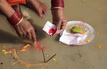 Un millón de hindúes celebran el ritual del baño sagrado en el Ganges