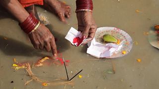 Un millón de hindúes celebran el ritual del baño sagrado en el Ganges
