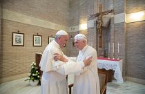 Celibato per i preti: la convivenza Bergoglio-Ratzinger più difficile del previsto?