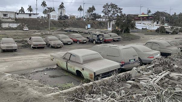 Coches cubiertos por la ceniza del volcán Taal, en Filipinas Coches cubiertos por la ceniza del volcán Taal, en Filipinas