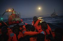 Libya'dan Akdeniz'e tahta bir botla açılan Afrikalı mültecileri kurtarmak için İspanyol Açık Kollar sivil toplum kurumunun gemisi yaklaşıyor      