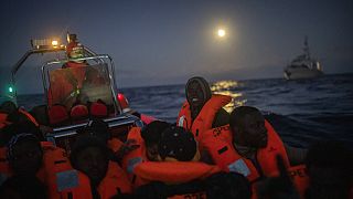 Libya'dan Akdeniz'e tahta bir botla açılan Afrikalı mültecileri kurtarmak için İspanyol Açık Kollar sivil toplum kurumunun gemisi yaklaşıyor