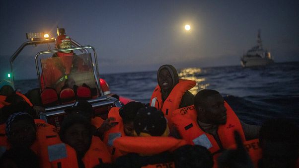 Libya'dan Akdeniz'e tahta bir botla açılan Afrikalı mültecileri kurtarmak için İspanyol Açık Kollar sivil toplum kurumunun gemisi yaklaşıyor Libya'dan Akdeniz'e tahta bir botla açılan Afrikalı mültecileri kurtarmak için İspanyol Açık Kollar sivil toplum kurumunun gemisi yaklaşıyor