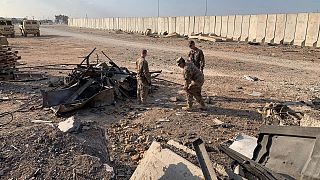 جنود أمريكيون يتفقدون موقع القصف الإيراني في قاعدة عين الأسد الجوية في الأنبار 13 يناير 2020